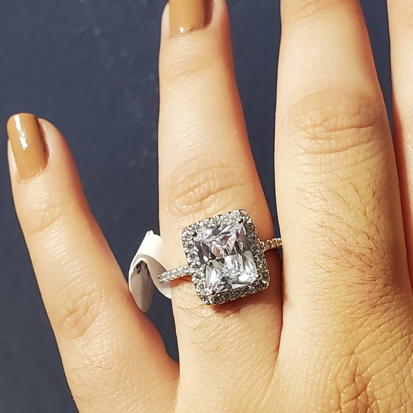 Beautiful ring - Picture 3 of 3